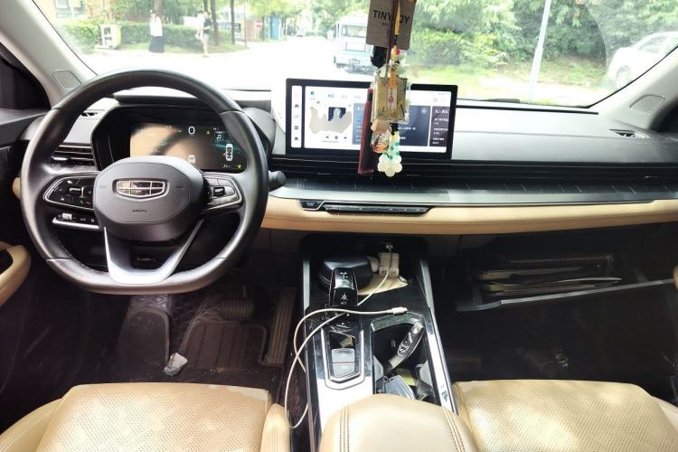 Used Geely Auto Emgrand L HiP 2024 Longteng Edition 1.5TD-DHT Pro 100KM Excellence Model Center Console