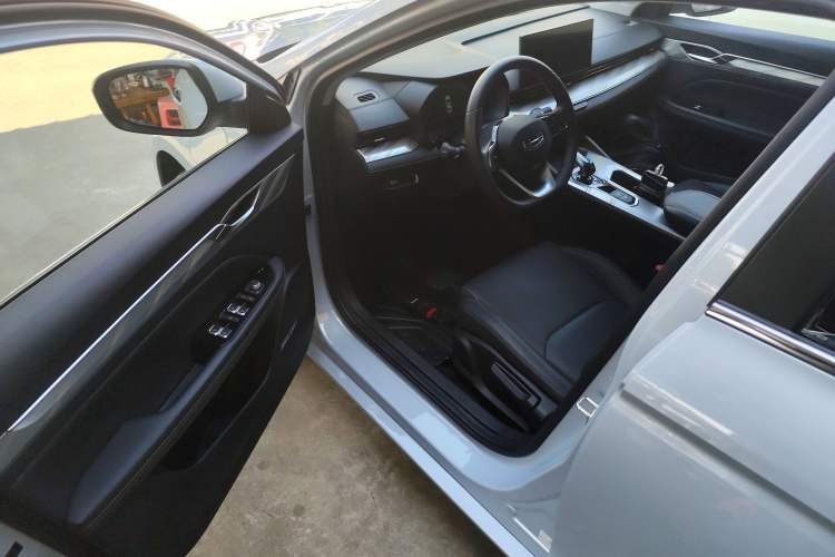 Used Geely Auto Emgrand L HiP 2024 Longteng Edition 1.5TD-DHT Pro 100KM Superior Model Interior 3