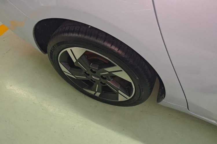 Used Geely Auto Emgrand L HiP 2024 Champion Edition 1.5TD-DHT Pro 100KM Excellence Model Right Rear Wheel Hub
