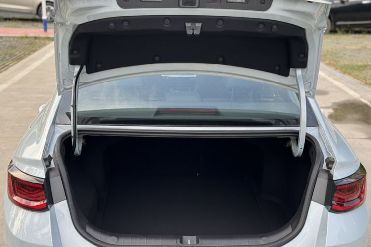 Used Geely Auto Emgrand L HiP 2024 Longteng Edition 1.5TD-DHT Pro 100KM Superior Model Trunk