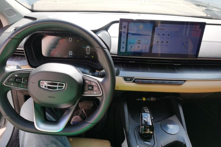 Used Geely Auto Emgrand L HiP 2024 Champion Edition 1.5TD-DHT Pro 100KM Excellence Model Center Console