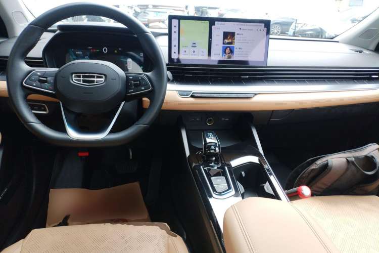 Used Geely Auto Emgrand L HiP 2024 Champion Edition 1.5TD-DHT Pro 100KM Excellence Model Center Console