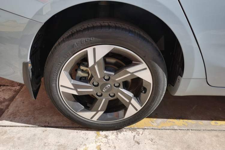 Used Geely Auto Emgrand L HiP 2024 Champion Edition 1.5TD-DHT Pro 100KM Excellence Model Right Rear Wheel Hub