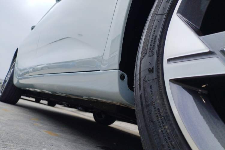 Used Geely Auto Emgrand L HiP 2024 Champion Edition 1.5TD-DHT Pro 100KM Excellence Model Right Side Sill