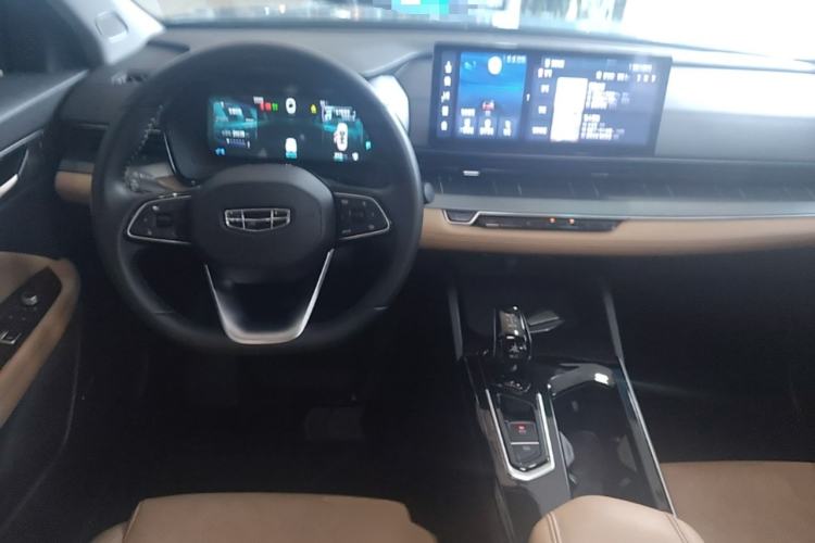 Used Geely Auto Emgrand L HiP 2024 Champion Edition 1.5TD-DHT Pro 100KM Excellence Model Center Console