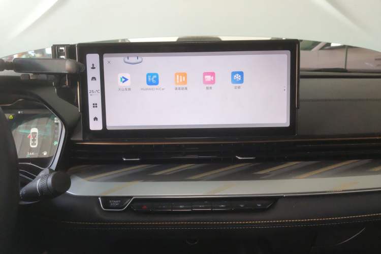 Used Geely Auto Emgrand L HiP 2024 Longteng Edition 1.5TD-DHT Pro 100KM Superior Model Audio And AC Panel