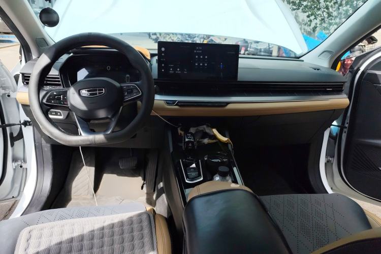 Used Geely Auto Emgrand L HiP 2024 Champion Edition 1.5TD-DHT Pro 100KM Excellence Model Center Console