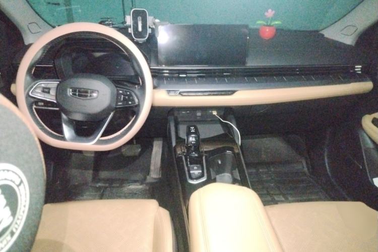 Used Geely Auto Emgrand L HiP 2024 Longteng Edition 1.5TD-DHT Pro 100KM Excellence Model Center Console