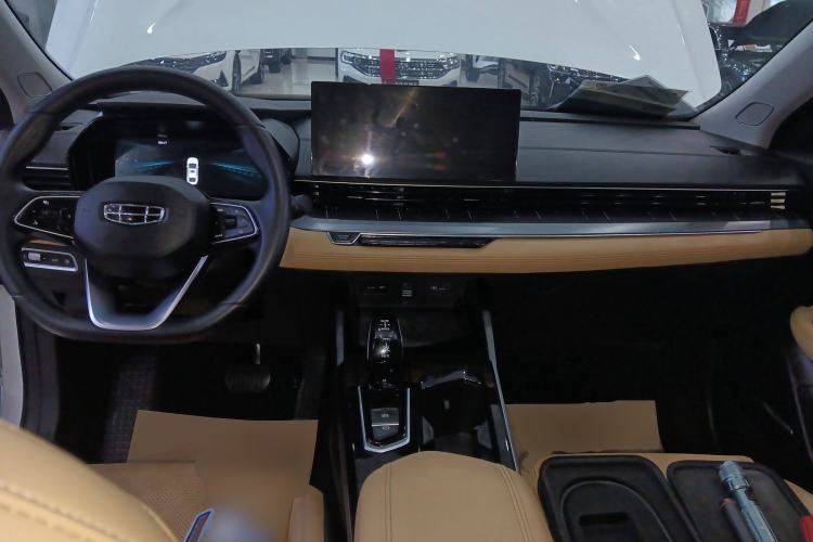 Used Geely Auto Emgrand L HiP 2024 Champion Edition 1.5TD-DHT Pro 100KM Excellence Model Center Console