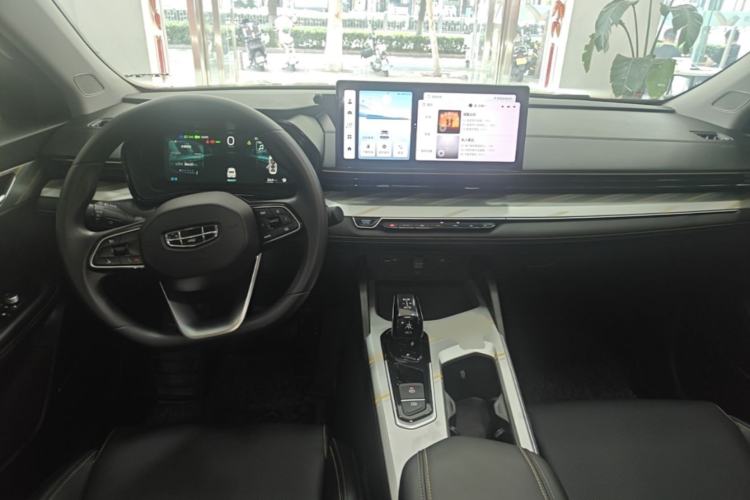 Used Geely Auto Emgrand L HiP 2024 Longteng Edition 1.5TD-DHT Pro 100KM Superior Model Center Console