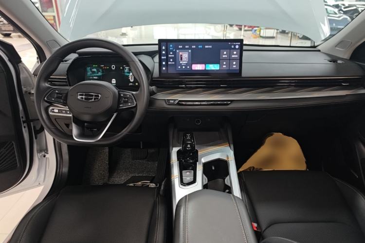 Used Geely Auto Emgrand L HiP 2024 Champion Edition 1.5TD-DHT Pro 100KM Superior Model Center Console