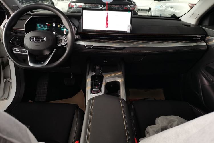 Used Geely Auto Emgrand L HiP 2024 Champion Edition 1.5TD-DHT Pro 100KM Superior Model Center Console