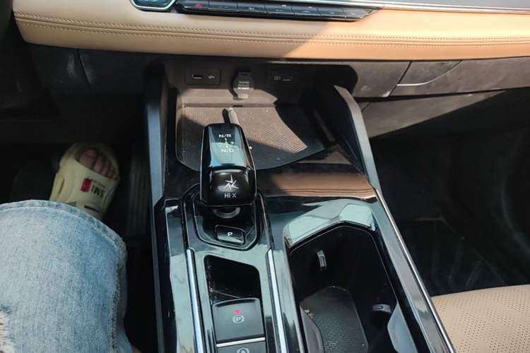Used Geely Auto Emgrand L HiP 2024 Champion Edition 1.5TD-DHT Pro 100KM Excellence Model Gear Lever