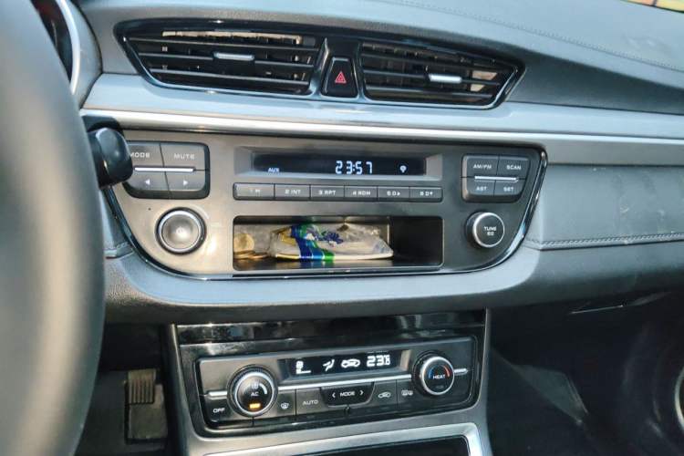 Used Geely Auto Emgrand New Energy 2018 EV450 Ambition Model Audio And AC Panel