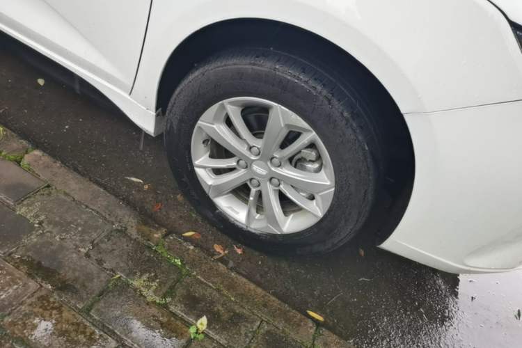Used Geely Auto Emgrand New Energy 2022 EV Pro Ride-Hailing Version Lithium Iron Phosphate Right Front Wheel Hub