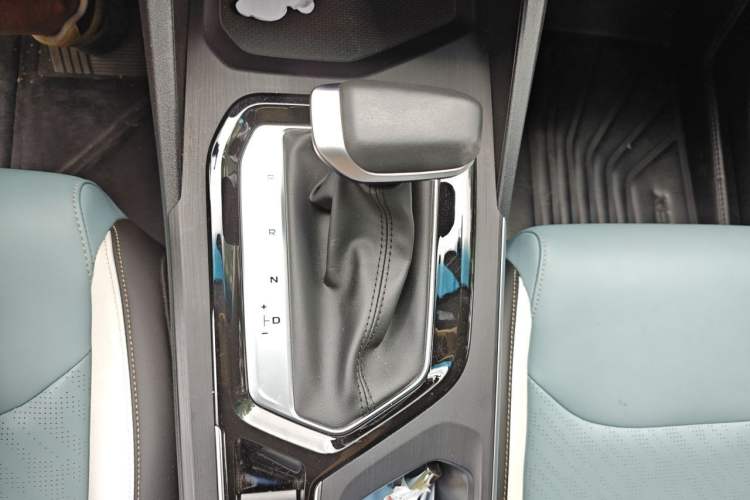 Used Geely Auto Emgrand S 2022 1.4T CVT Crossover Player Edition Gear Lever