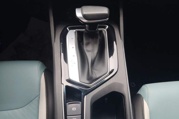 Used Geely Auto Emgrand S 2022 1.4T CVT Crossover Player Edition Gear Lever
