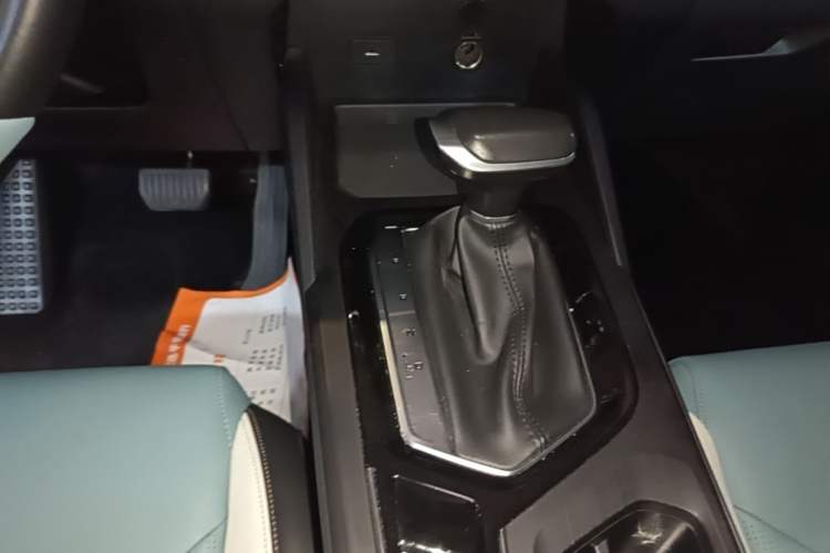Used Geely Auto Emgrand S 2022 1.4T CVT Crossover Player Edition Gear Lever