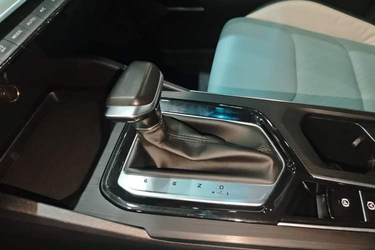 Used Geely Auto Emgrand S 2022 1.4T CVT Crossover Player Edition Interior 4