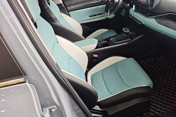 Used Geely Auto Emgrand S 2022 1.4T CVT Crossover Player Edition Right Front Seat