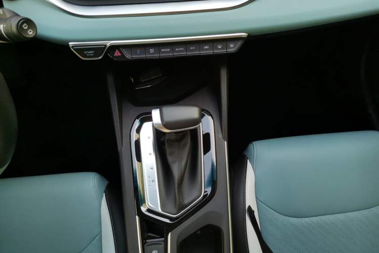 Used Geely Auto Emgrand S 2022 1.4T CVT Crossover Player Edition Gear Lever