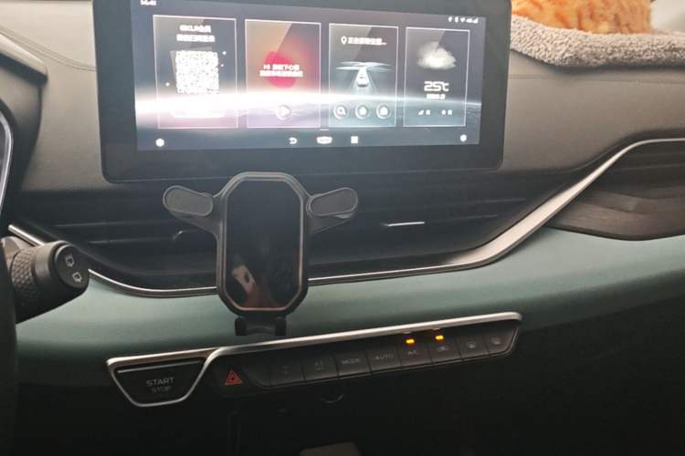 Used Geely Auto Emgrand S 2022 1.4T CVT Crossover Player Edition Audio And AC Panel