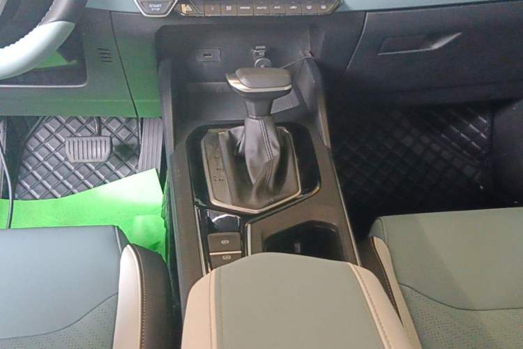 Used Geely Auto Emgrand S 2022 1.4T CVT Crossover Player Edition Gear Lever