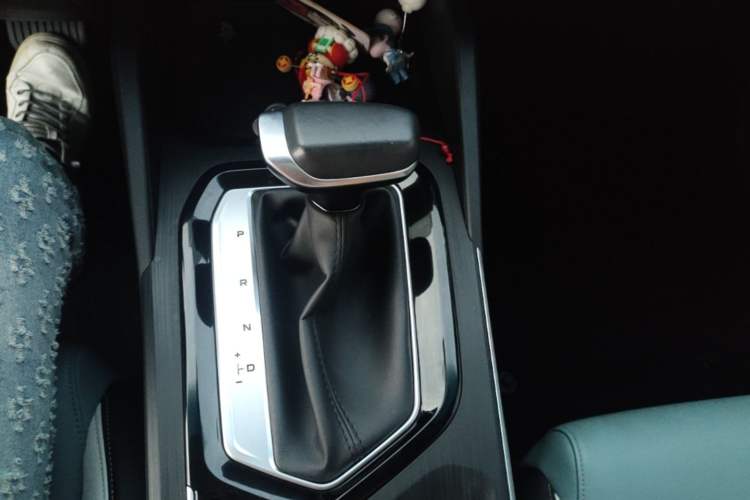Used Geely Auto Emgrand S 2022 1.4T CVT Crossover Player Edition Gear Lever
