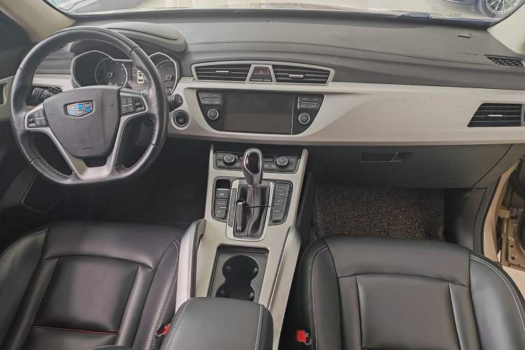 Used Geely Auto Emgrand X7 Sport 2018 1.8TD Automatic Two-Wheel Drive ZhiZun Model with 4G Connectivity Interior 1