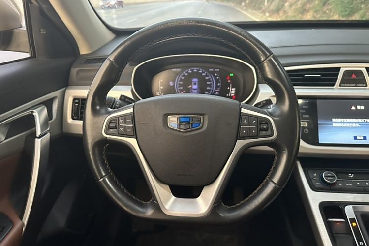 Used Geely Auto Emgrand X7 Sport 2018 1.8TD Automatic Two-Wheel Drive ZhiZun Model with 4G Connectivity Interior 2