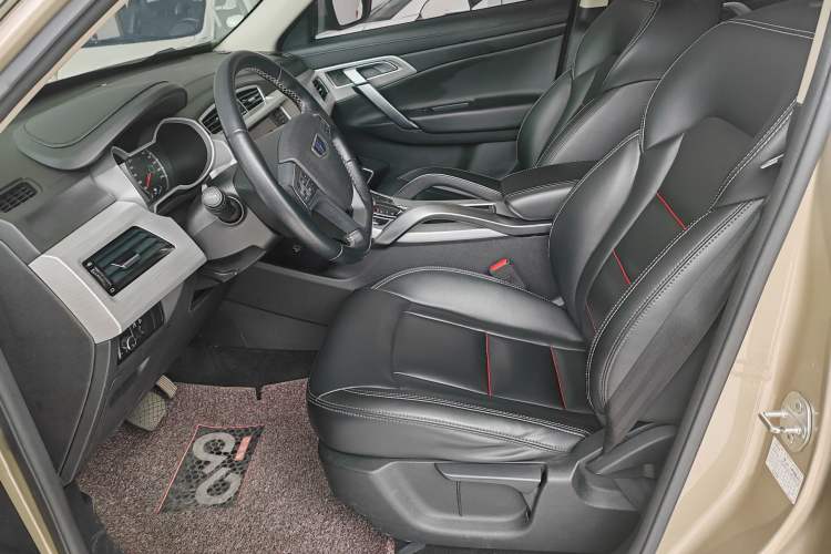 Used Geely Auto Emgrand X7 Sport 2018 1.8TD Automatic Two-Wheel Drive ZhiZun Model with 4G Connectivity Interior 2