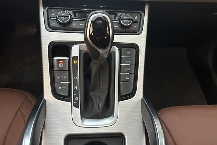 Used Geely Auto Emgrand X7 Sport 2018 1.8TD Automatic Two-Wheel Drive ZhiZun Model with 4G Connectivity Interior 4