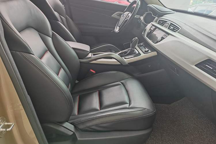 Used Geely Auto Emgrand X7 Sport 2018 1.8TD Automatic Two-Wheel Drive ZhiZun Model with 4G Connectivity Interior 4