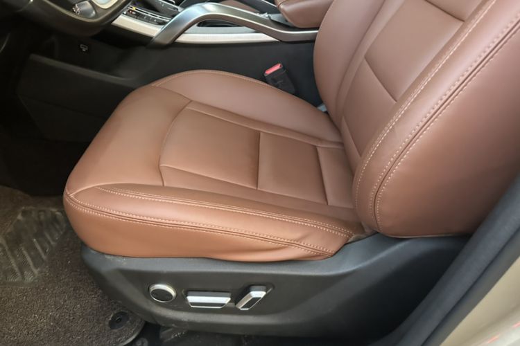 Used Geely Auto Emgrand X7 Sport 2018 1.8TD Automatic Two-Wheel Drive ZhiZun Model with 4G Connectivity Interior 5