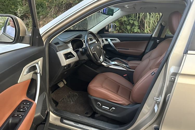 Used Geely Auto Emgrand X7 Sport 2018 1.8TD Automatic Two-Wheel Drive ZhiZun Model with 4G Connectivity Interior 6