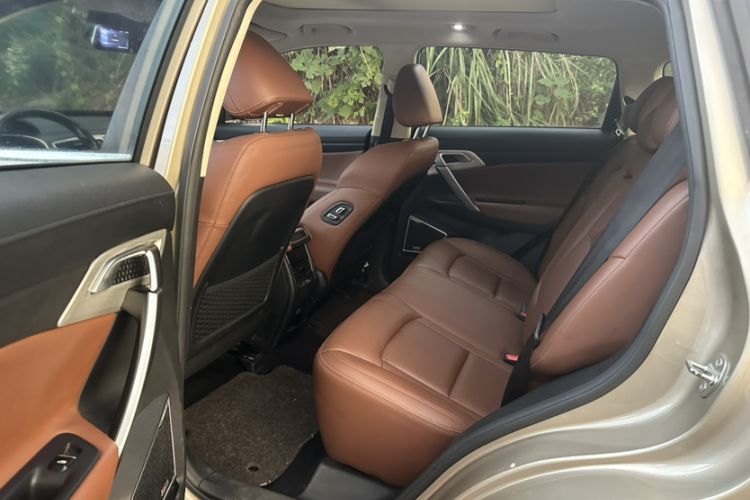 Used Geely Auto Emgrand X7 Sport 2018 1.8TD Automatic Two-Wheel Drive ZhiZun Model with 4G Connectivity Interior 7
