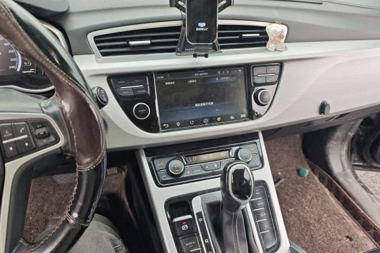 Used Geely Auto Emgrand X7 Sport 2016 1.8TD Automatic Smart Connectivity Version Audio And AC Panel