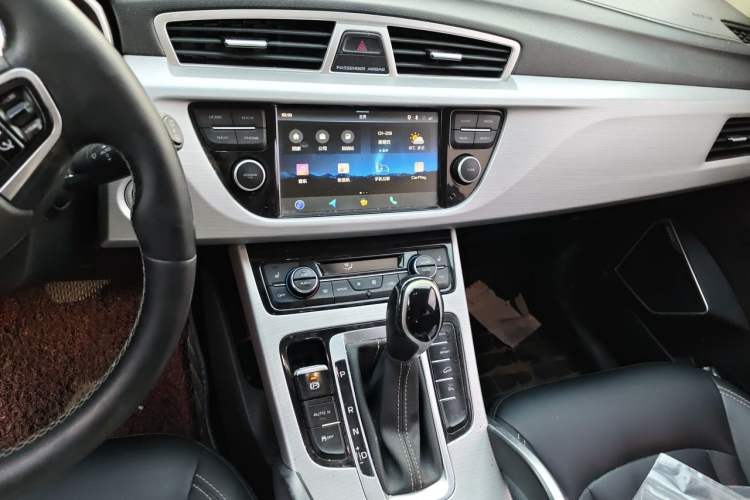 Used Geely Auto Emgrand X7 Sport 2016 1.8TD Automatic Smart Connectivity Version Audio And AC Panel