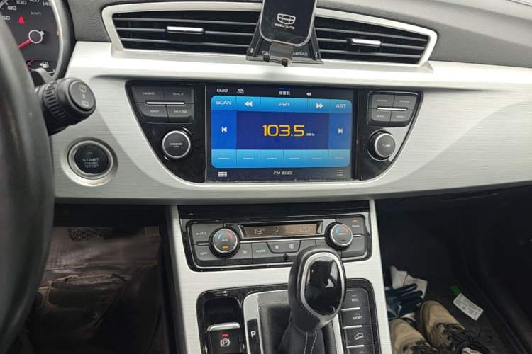 Used Geely Auto Emgrand X7 Sport 2016 1.8TD Automatic Smart Connectivity Version Audio And AC Panel