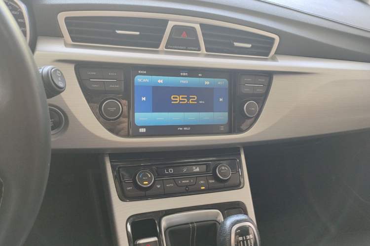 Used Geely Auto Emgrand X7 Sport 2016 2.0L Manual ZhiShang Version Audio And AC Panel