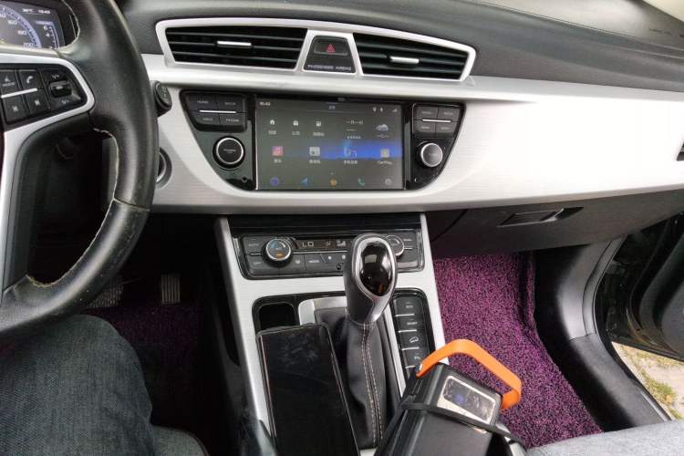 Used Geely Auto Emgrand X7 Sport 2016 1.8TD Automatic Smart Connectivity Version Audio And AC Panel