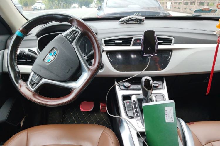 Used Geely Auto Emgrand X7 Sport 2016 1.8TD Automatic All-Wheel-Drive ZhiZun Edition Center Console