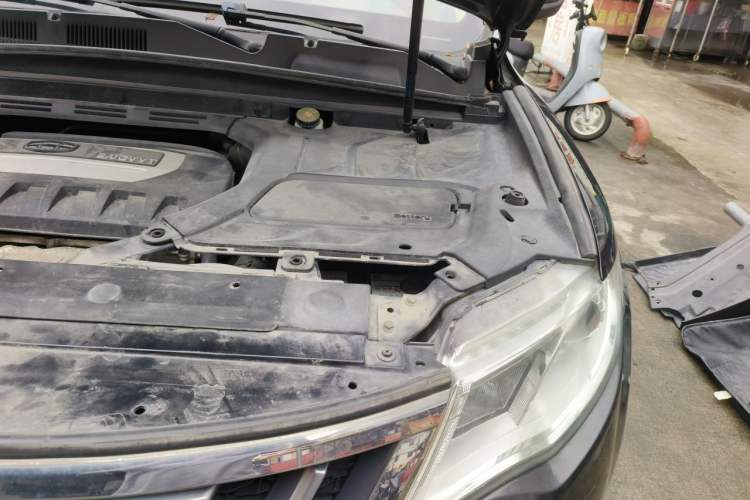 Used Geely Auto Emgrand X7 Sport 2016 2.0L Manual ZhiShang Version Engine Bay Left