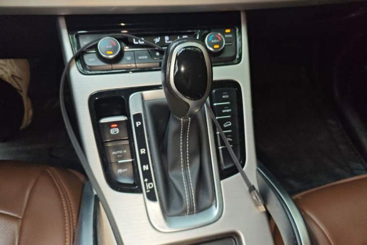Used Geely Auto Emgrand X7 Sport 2016 1.8TD Automatic Smart Connectivity Version Gear Lever