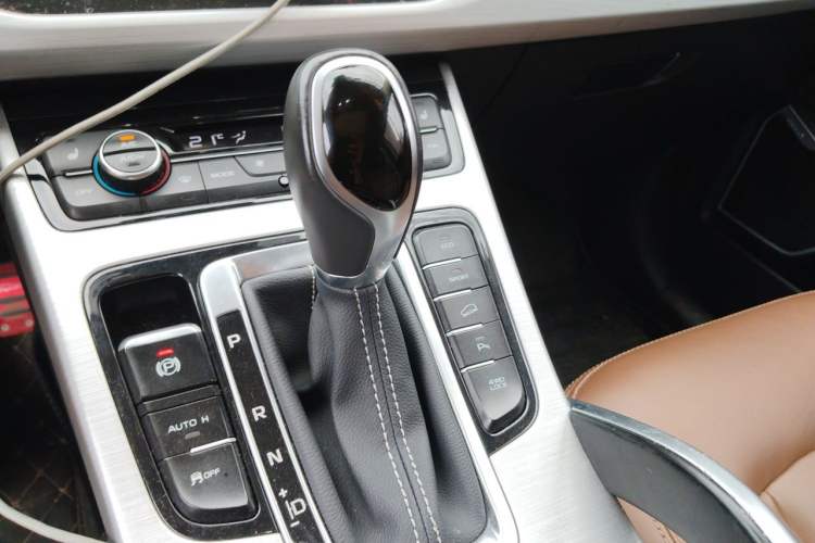 Used Geely Auto Emgrand X7 Sport 2016 1.8TD Automatic All-Wheel-Drive ZhiZun Edition Gear Lever