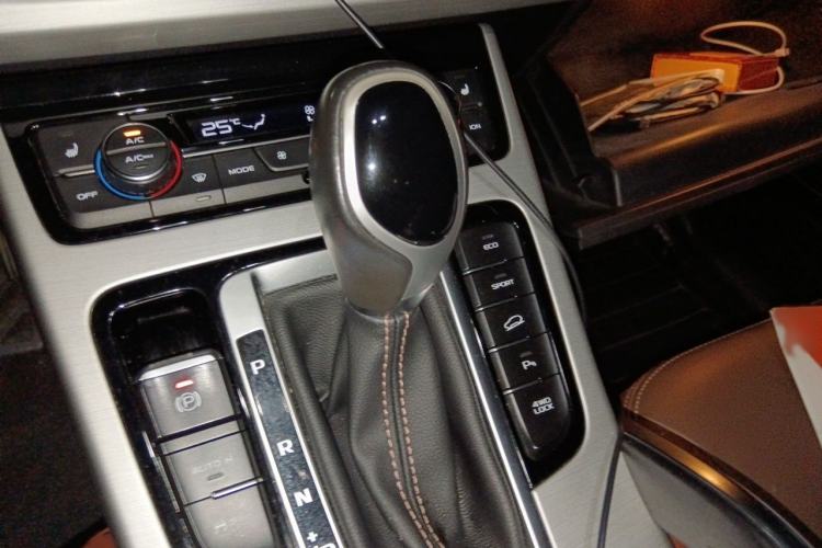Used Geely Auto Emgrand X7 Sport 2016 1.8TD Automatic All-Wheel-Drive ZhiZun Edition Gear Lever