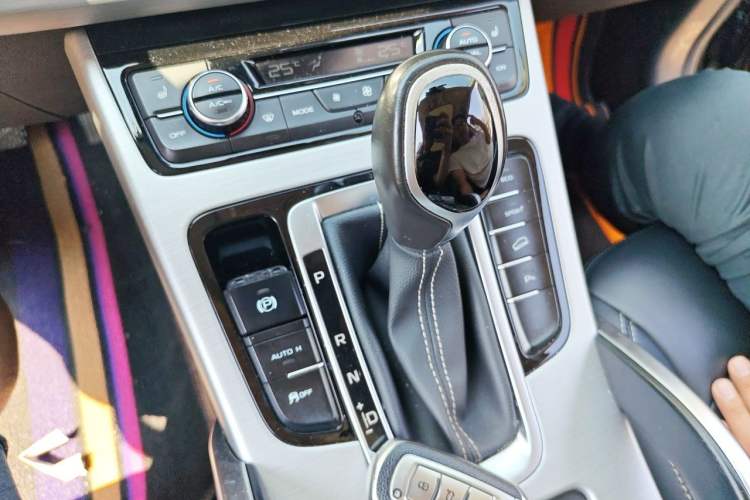 Used Geely Auto Emgrand X7 Sport 2016 1.8TD Automatic Smart Model Gear Lever