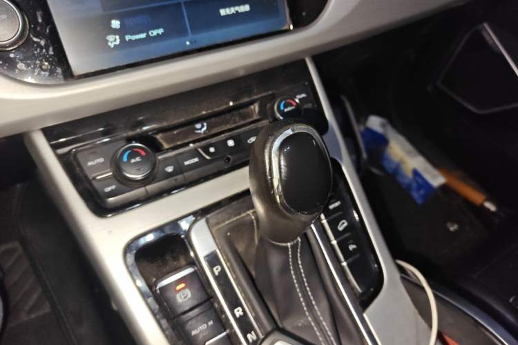 Used Geely Auto Emgrand X7 Sport 2016 1.8TD Automatic Smart Connectivity Version Gear Lever