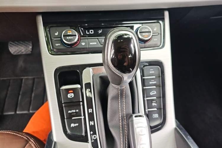 Used Geely Auto Emgrand X7 Sport 2016 1.8TD Automatic All-Wheel-Drive ZhiZun Edition Gear Lever
