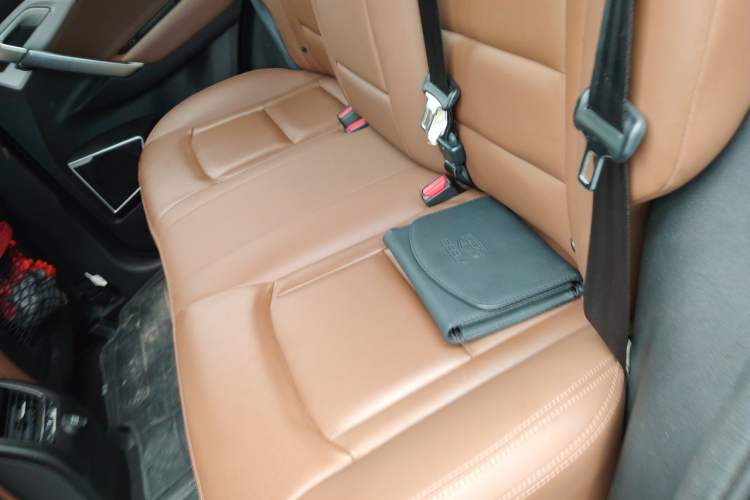 Used Geely Auto Emgrand X7 Sport 2016 1.8TD Automatic All-Wheel-Drive ZhiZun Edition Left Rear Seat